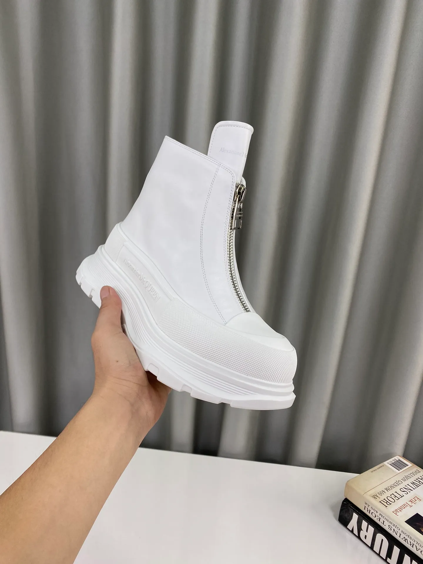👟👟Ex-factory price 640👟👟Male +10 🔺Mc Queen 🔺Alexander McQueen's latest model, thick-soled front zipper motorcycle boots🌈 The designer has a bold idea, perfectly combined with the trend of the times, super comfortable and versatile, new motorcycle style design, multiple crafts splicing outsole, it is perfect, many celebrities and Internet celebrities endorse it. 🔥Material: Original custom-made first-layer cowhide for the upper. Interior: Original custom crystal sheepskin lining. Outsole: Original TPU multi-layer combination outsole, •┈┈┈┈┈┈★┈┈┈┈┈┈┈• Size: Women’s 35～39 (34, 40, customization is non-returnable) Men’s 39～44 (38, 45, customization is not returnable) Full set of counter original packaging